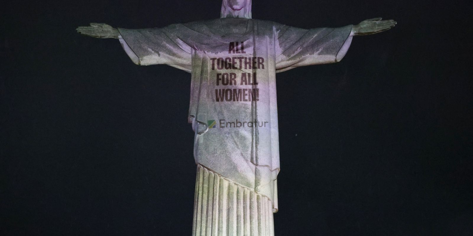 Cristo Redentor é iluminado com mensagens de campanha contra violência