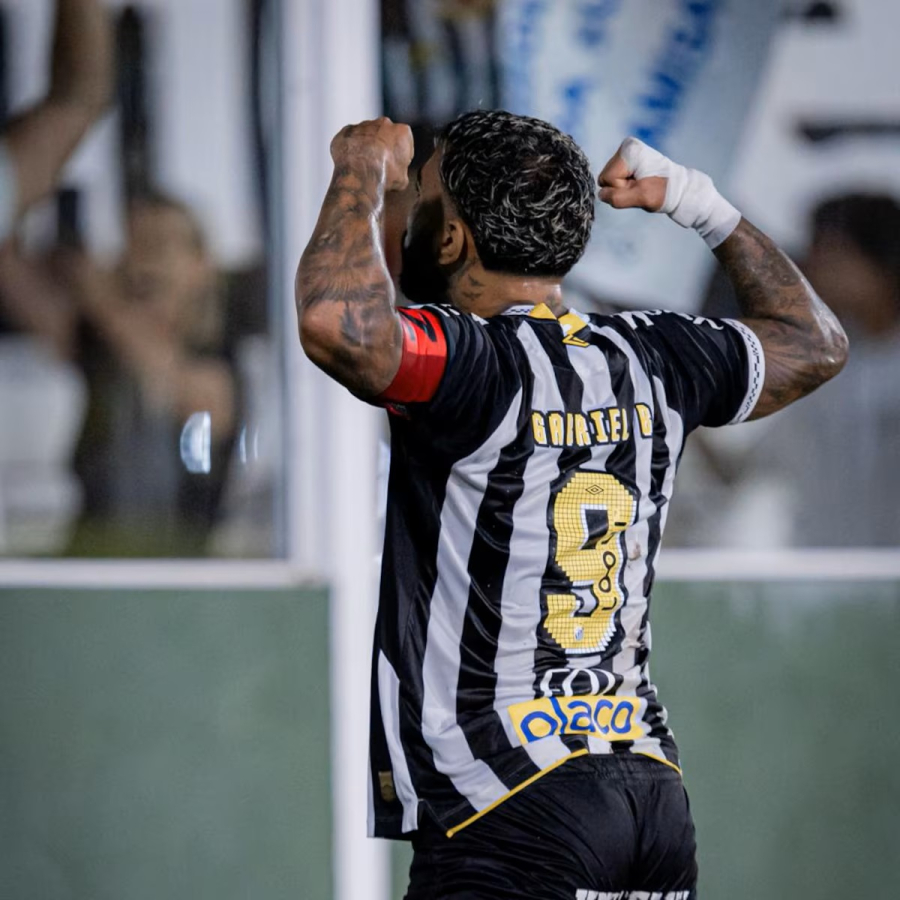 Técnico da seleção brasileira acompanha jogo no Maião