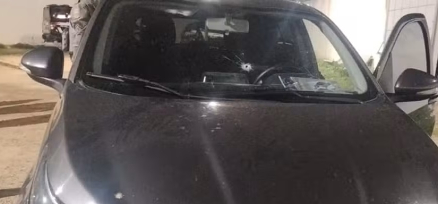 Carro de prefeito alvejado de bala.