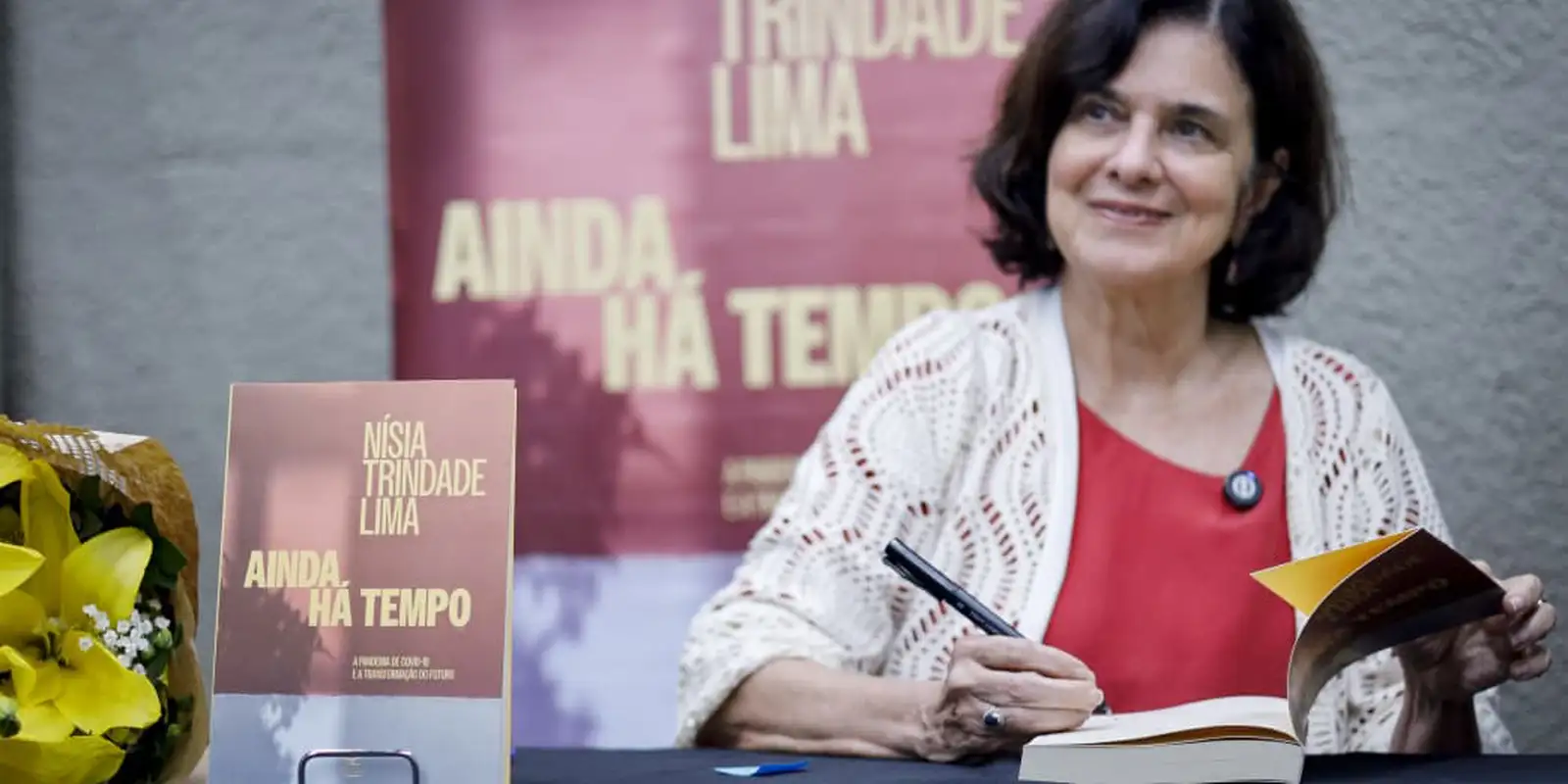 Nísia Trindade lança livro sobre bastidores da covid-19