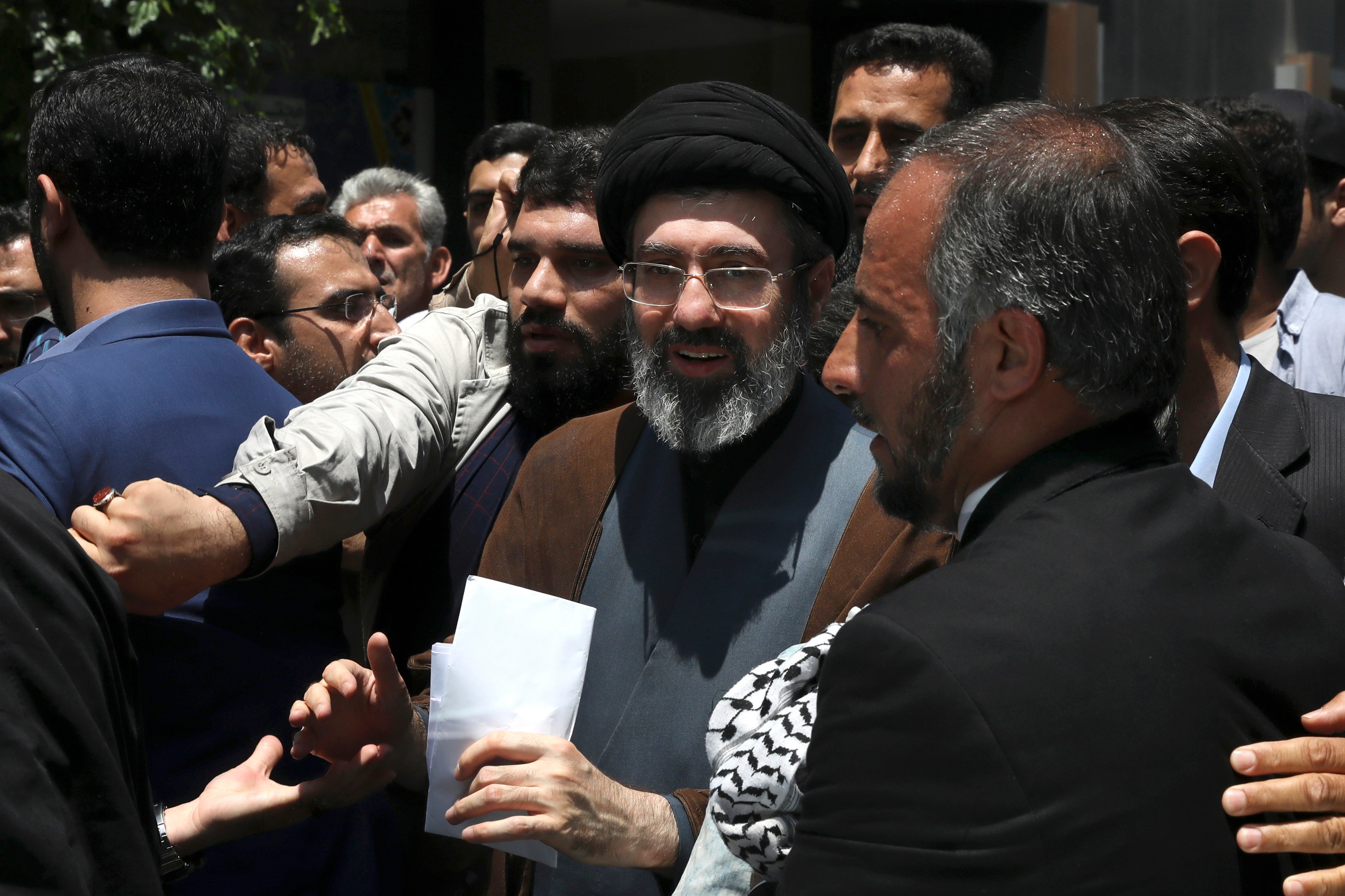 Filho de Khamenei sobrevive a ataques dos EUA e de Israel, diz agência